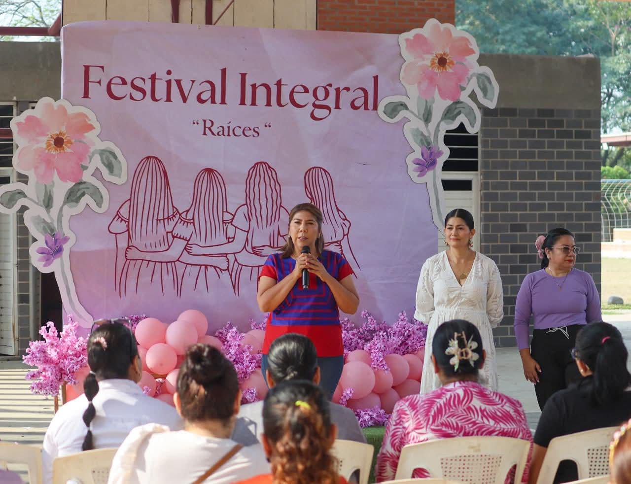 Mari Luz Velázquez Jiménez participa en el Festival Integral “Raíces”, un evento organizado por emprendedores locales en el marco de la conmemoración del Día Internacional de la Mujer.