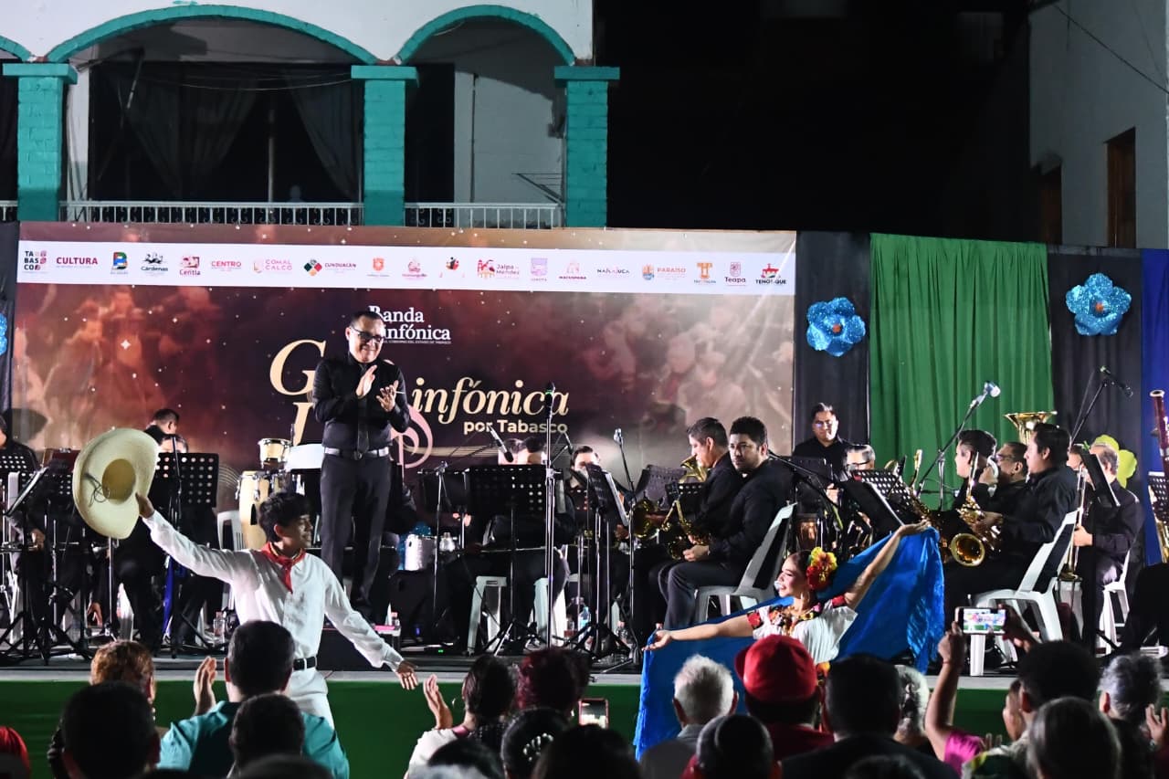 Rinde Balancán homenaje al director Víctor Flores durante presentación de la Banda Sinfónica del Gobierno del Estado.