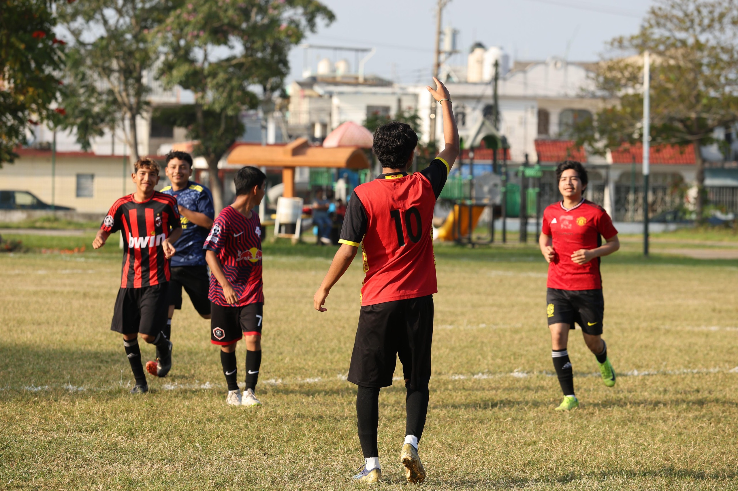 Niños, jóvenes y adultos se ponen en juego, reviviendo las canchas vecinales, gracias a Semilleros que Transforman, iniciativa convocada por el Gobierno del Estado.