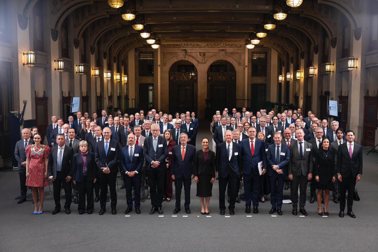 Presidenta Claudia Sheinbaum recibe a más de 100 directores y directoras ejecutivos de empresas nórdicas en Palacio Nacional.