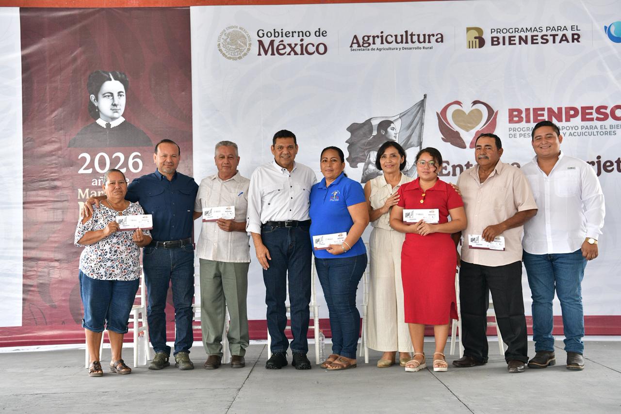 Con esfuerzos compartidos y apoyos directos, en Tabasco se reconoce a la actividad pesquera, destaca Javier May al acompañar la entrega de tarjetas Bienpesca en Cárdenas.