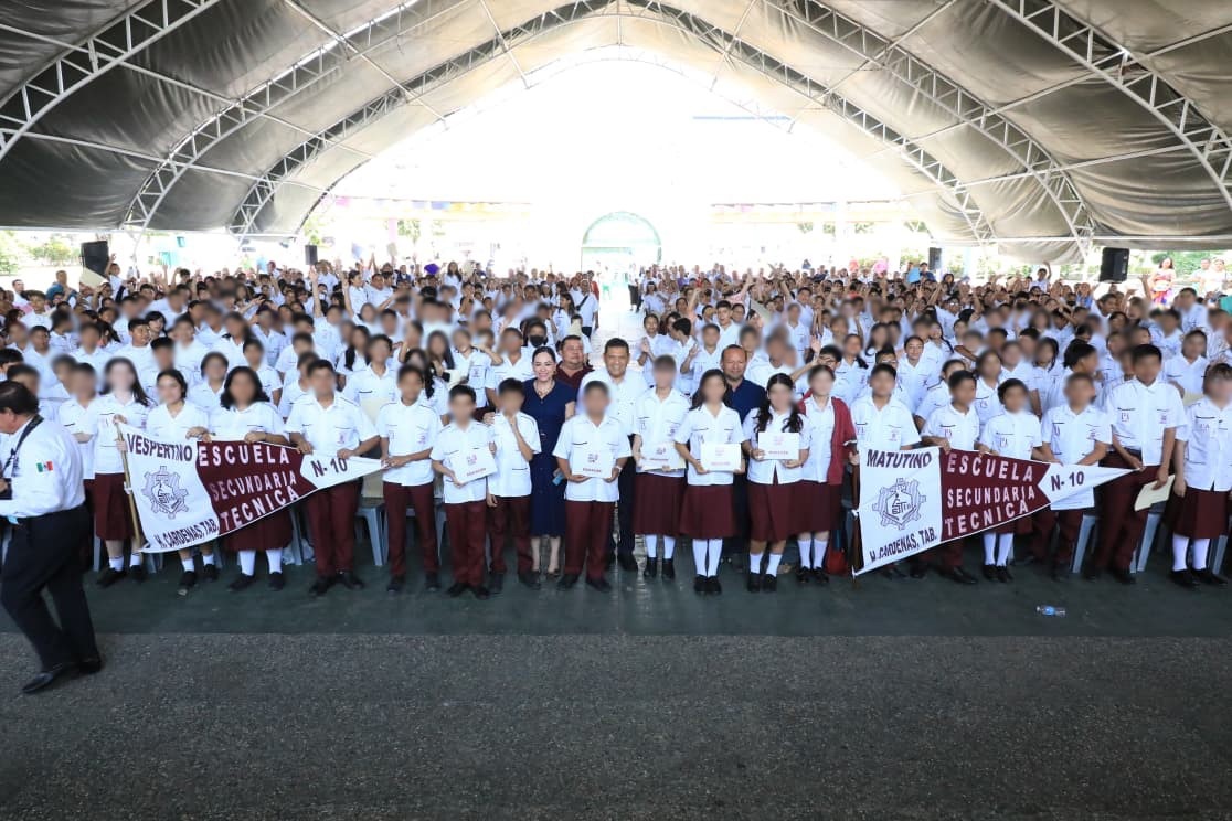 Entrega Javier May 7,571 tabletas electrónicas a alumnos de Cárdenas y Cunduacán; ‘ahora la niñez estará mejor preparada para enfrentar retos tecnológicos’, afirma.