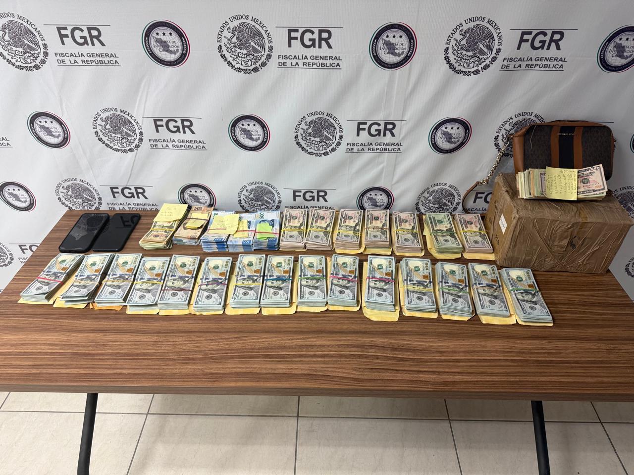 La FGR detiene a dos personas y confisca más de tres millones de pesos de procedencia ilícita, en el municipio de Centla, Tabasco.