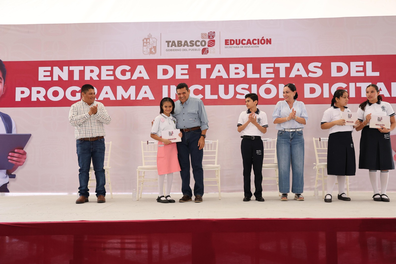 ‘Inclusión Digital’ llega a su onceavo municipio; Javier May entrega 1,755 tabletas a estudiantes de Jalpa de Méndez.
