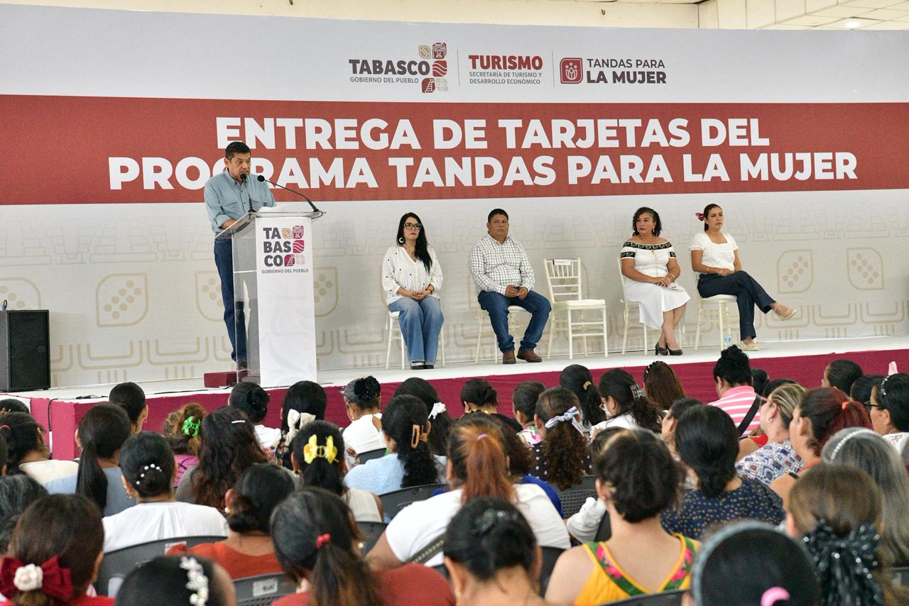 “Hacemos justicia al motor de la transformación”, afirma Javier May al entregar 800 tarjetas del programa Tandas para la Mujer en Jalpa de Méndez.