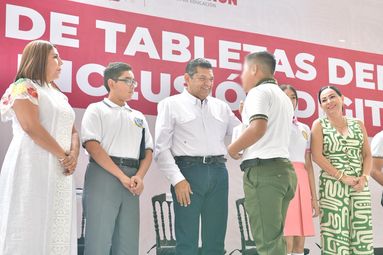 Avanza ‘Inclusión Digital’ en Tabasco; entrega Javier May 3,755 tabletas en Huimanguillo para mejorar aprovechamiento escolar de estudiantes de secundaria.