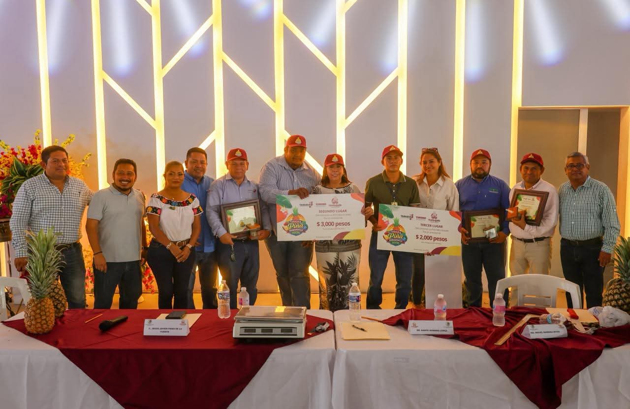 Alcaldesa de Huimanguillo, encabeza la entrega de reconocimientos y premios a las y los participantes del Concurso de la Piña Más Grande.