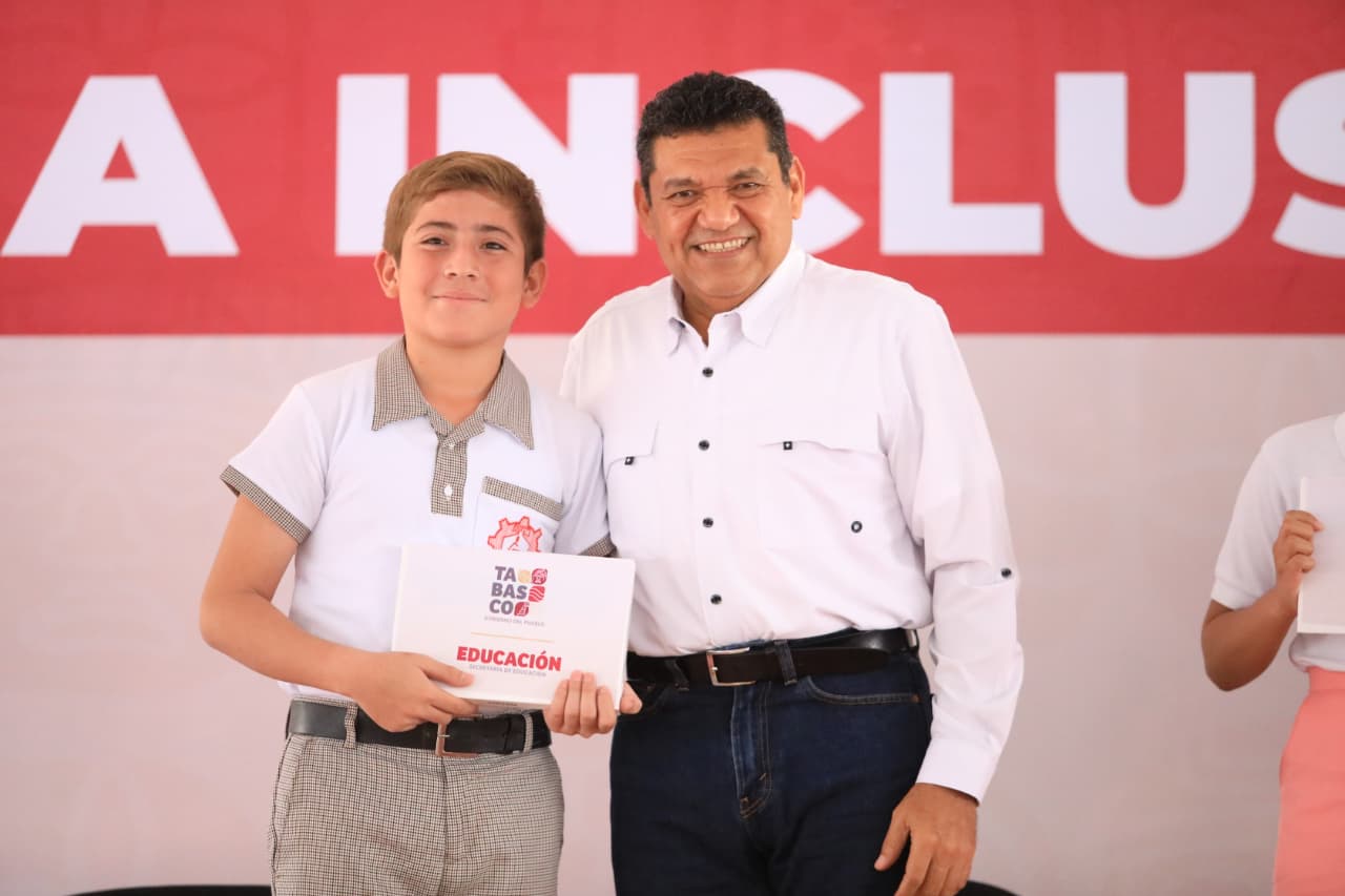 Beneficia Gobierno del Estado a 3,710 estudiantes de secundaria de Jonuta y Macuspana con tabletas electrónicas para su mejor aprovechamiento escolar.