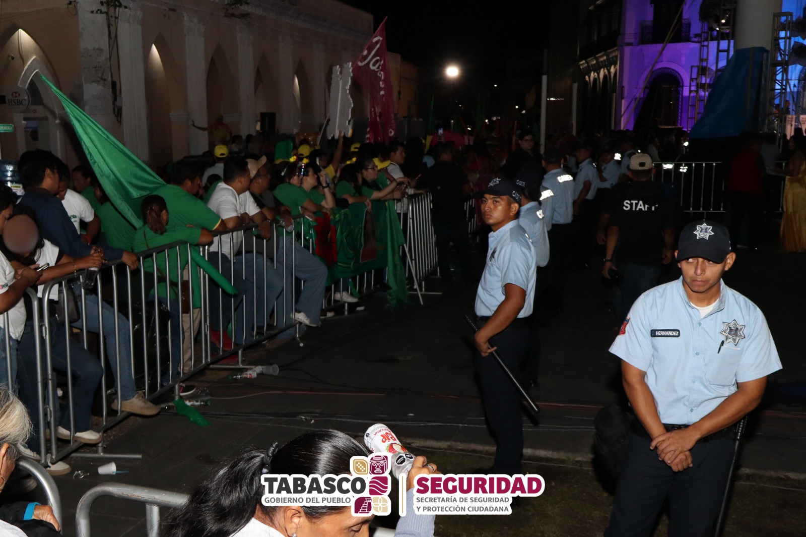Refuerzan seguridad en Plaza de Armas durante presentación de representantes de la Feria Tabasco 2026.