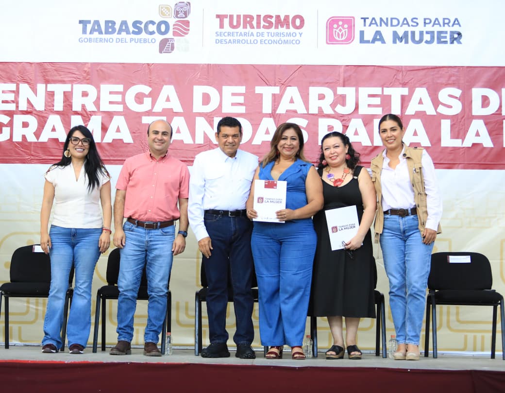 Javier May entrega apoyos de Tandas para la Mujer a 800 nuevas beneficiarias de Teapa.