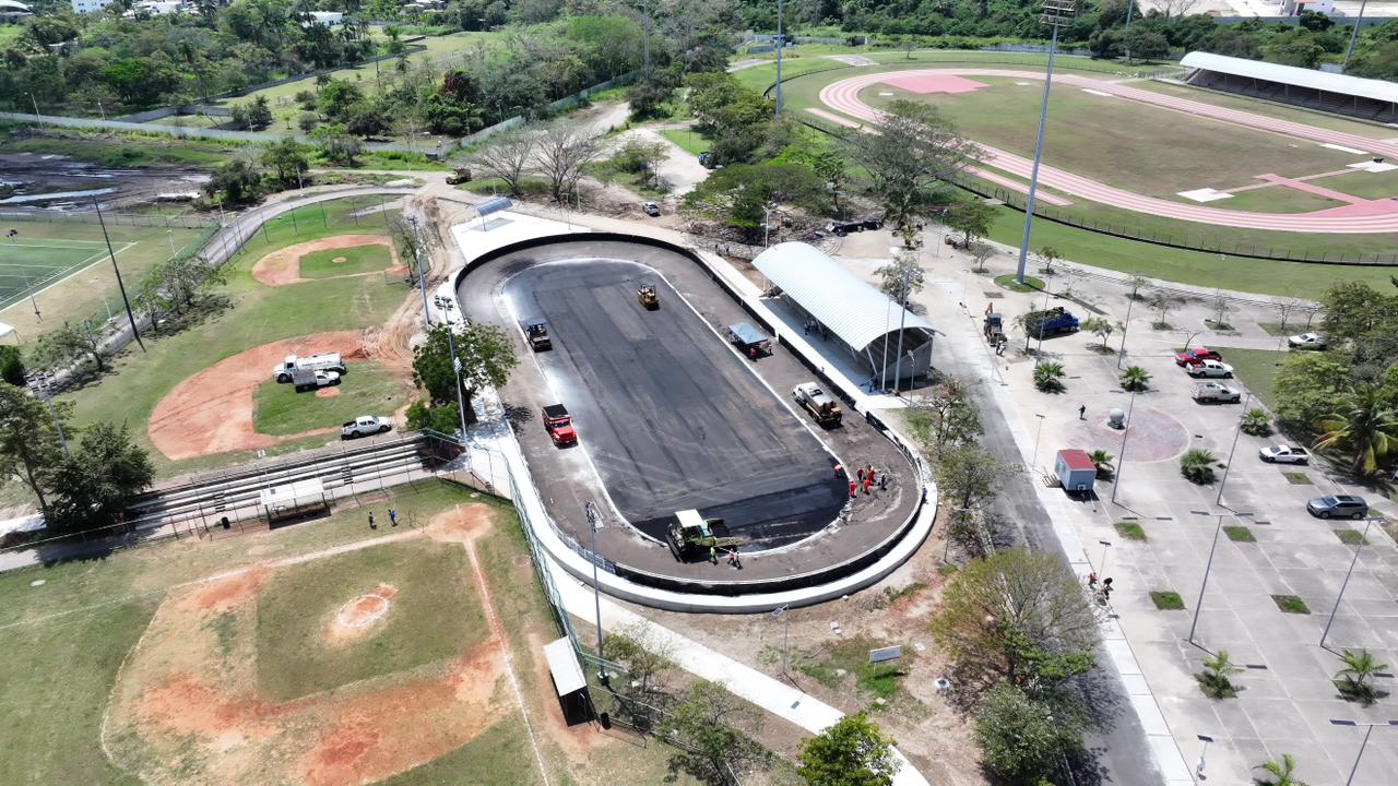 Patinódromo y Nave de Exposiciones de Stand Ganadero avanzan conforme a lo programado; Javier May realiza recorrido de supervisión.
