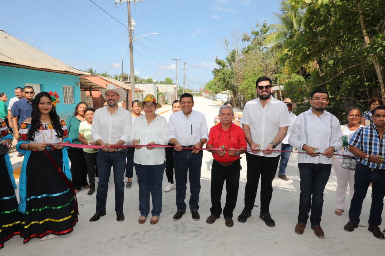 Gobierno del Estado impulsa transformación de Balancán; entrega Javier May pavimentación de calles en Villa El Triunfo.