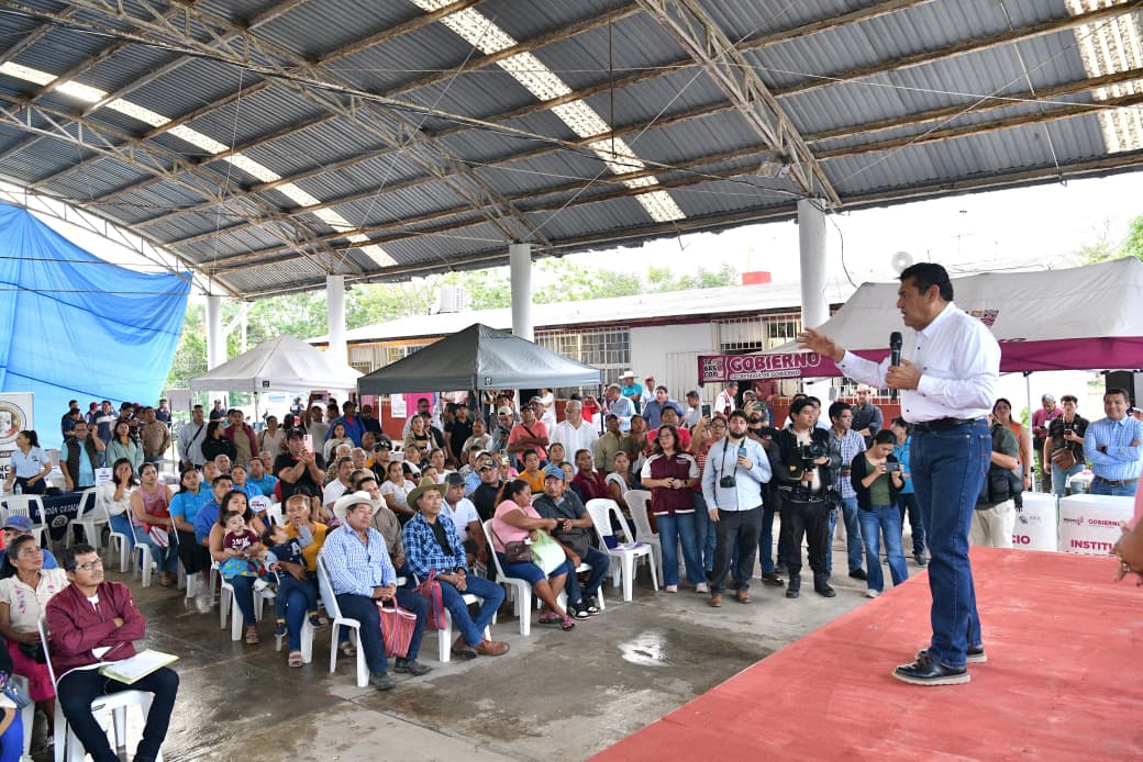 Desde la Jornada de Atención en Boca de San Jerónimo, Jonuta, anuncia Javier May Rodríguez reparación de los bordos de protección para prevenir inundaciones.