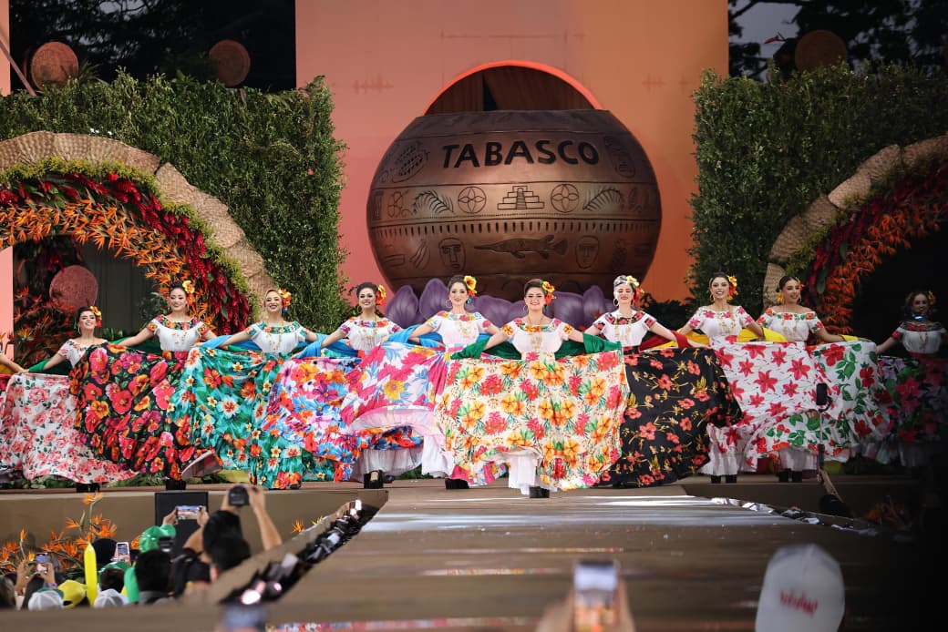 Disfrutan tabasqueñas y tabasqueños, con gran algarabía, tradicional imposición de bandas a las 17 embajadoras.