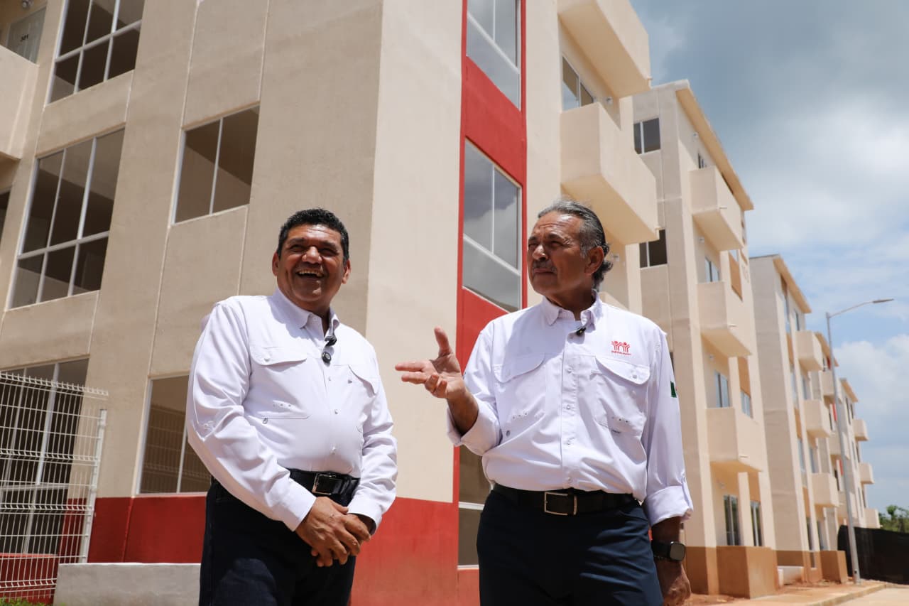 Construcción de 13 mil viviendas del Infonavit en Centro avanza conforme a lo programado con el impulso del Gobierno de México, constatan Javier May y Octavio Romero.