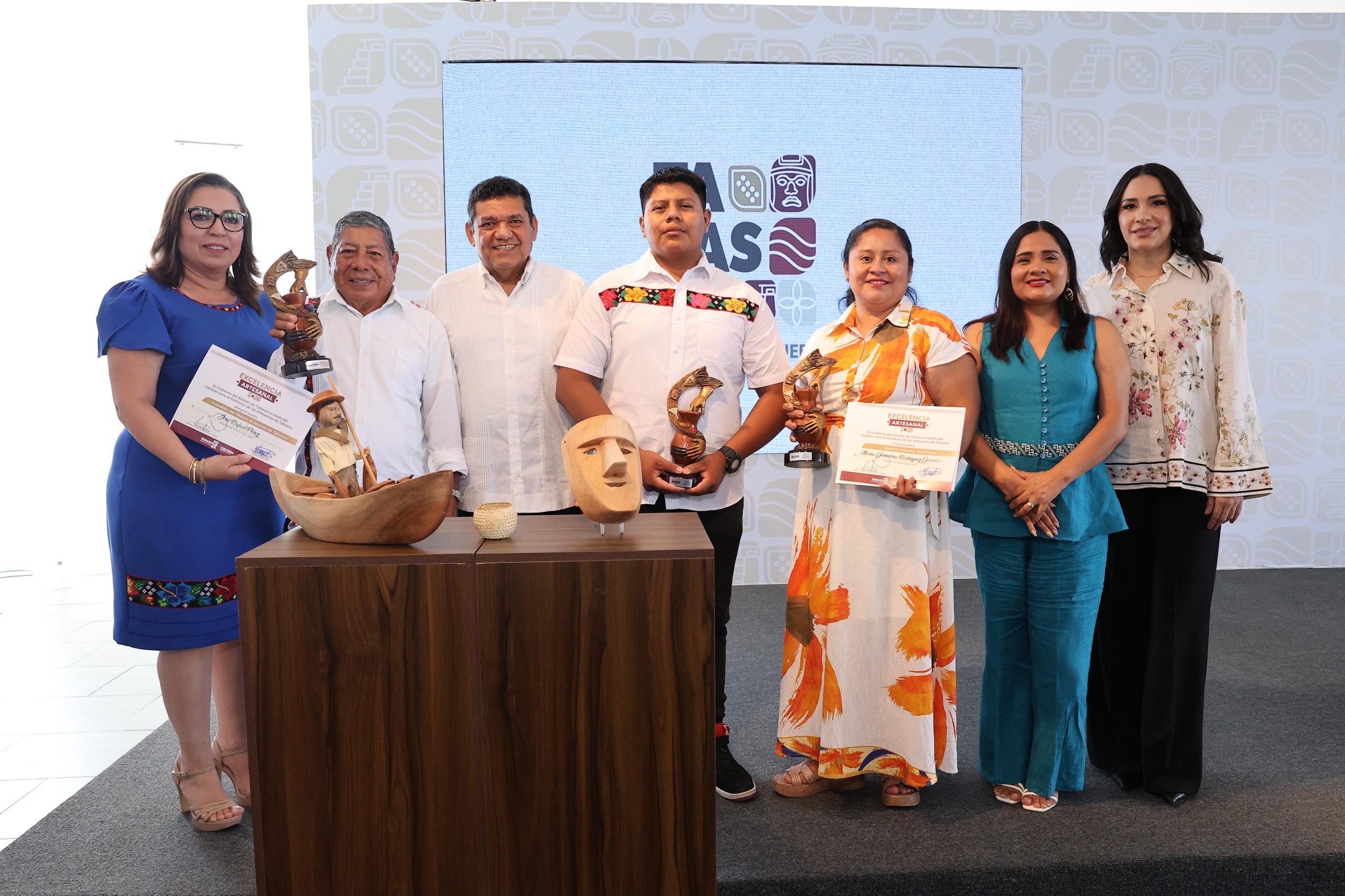Reconoce Gobierno del Estado talento de las y los artesanos tabasqueños; entrega Javier May Rodríguez premios a la Excelencia Artesanal 2026.