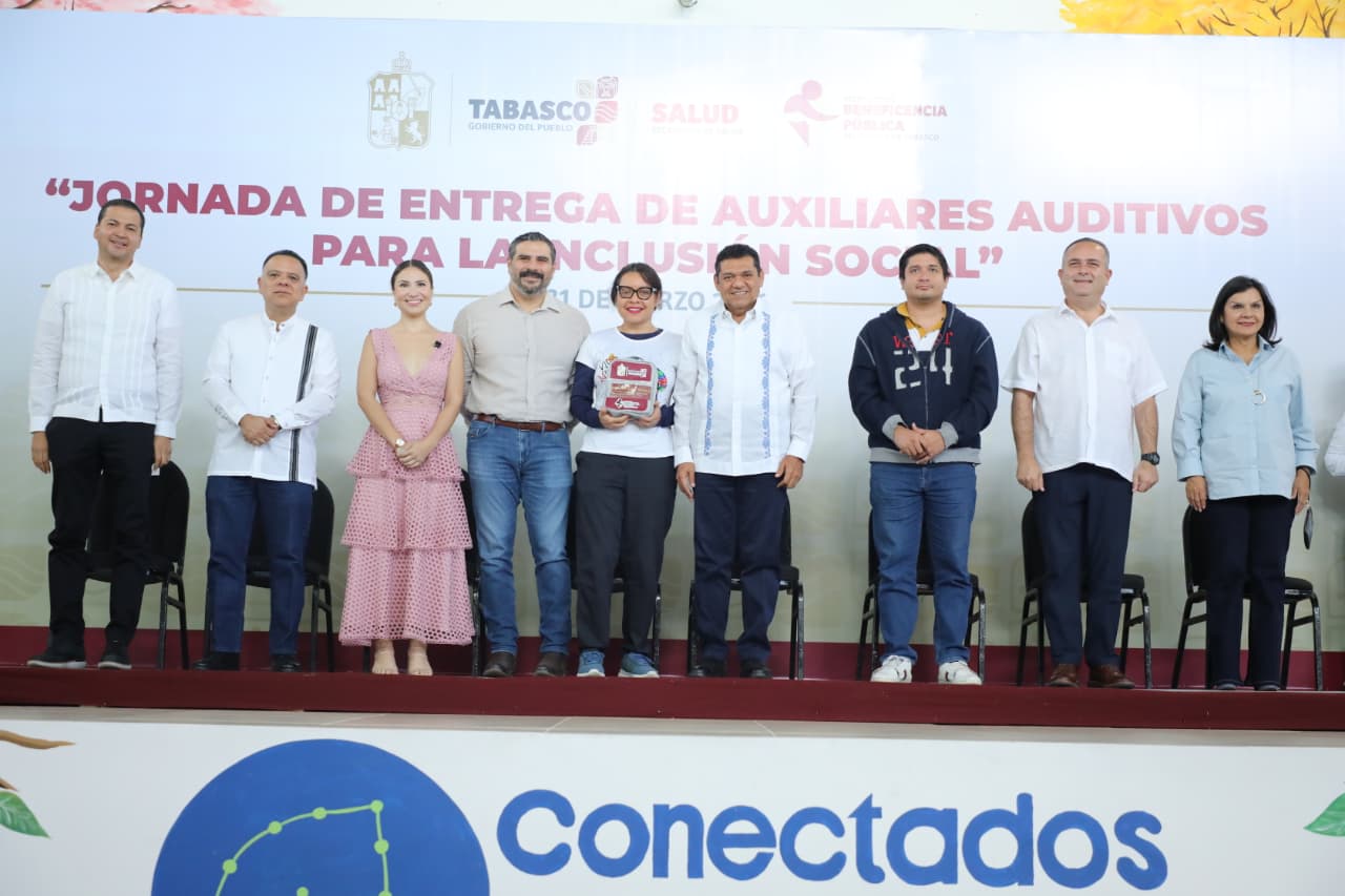 Gobierno del Estado mejora la audición de 420 tabasqueñas y tabasqueños con entrega gratuita de auxiliares auditivos.