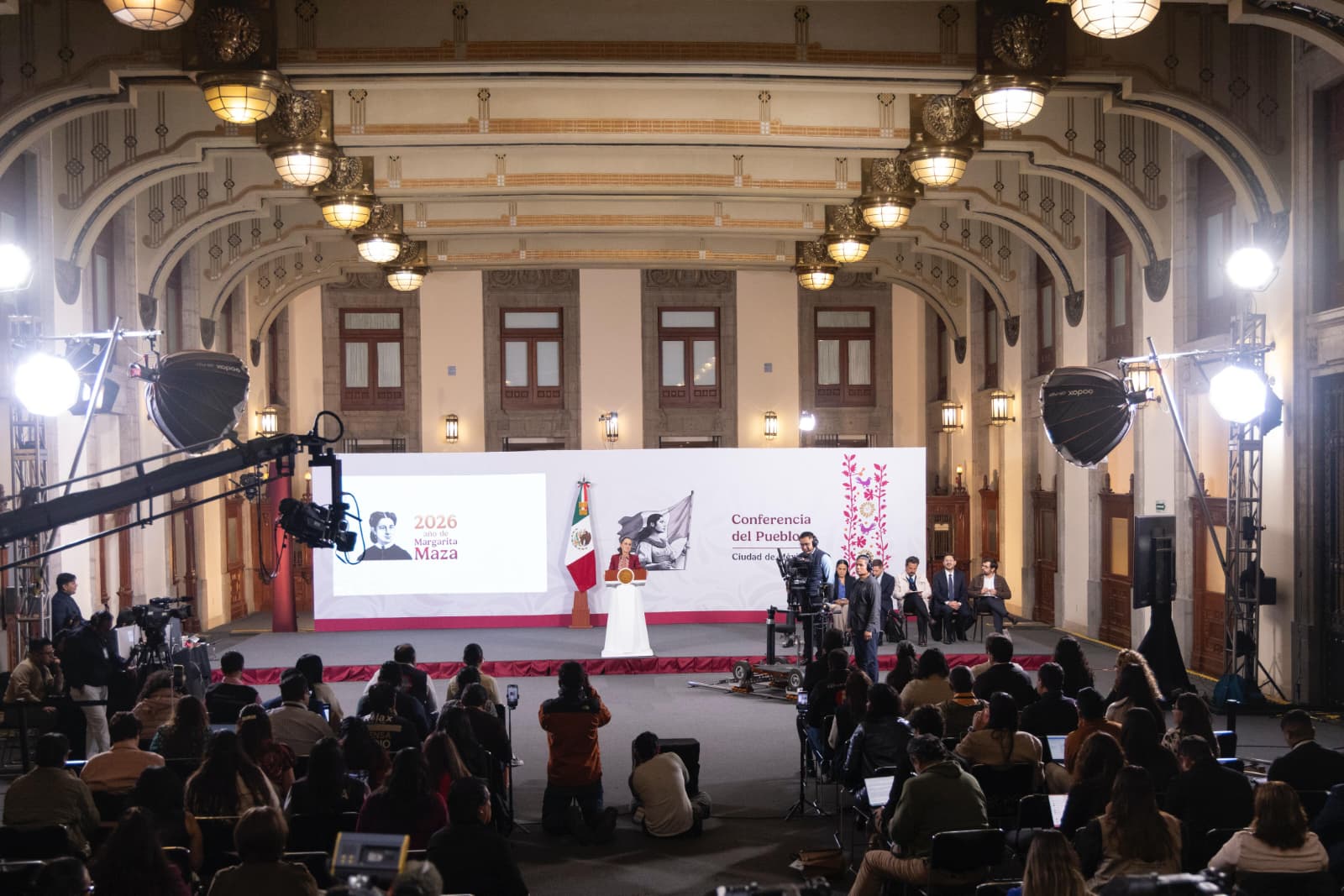 Presidenta Claudia Sheinbaum anuncia decreto para crear el servicio universal de salud; del 13 al 30 de abril inicia credencialización de personas de 85 años y más.