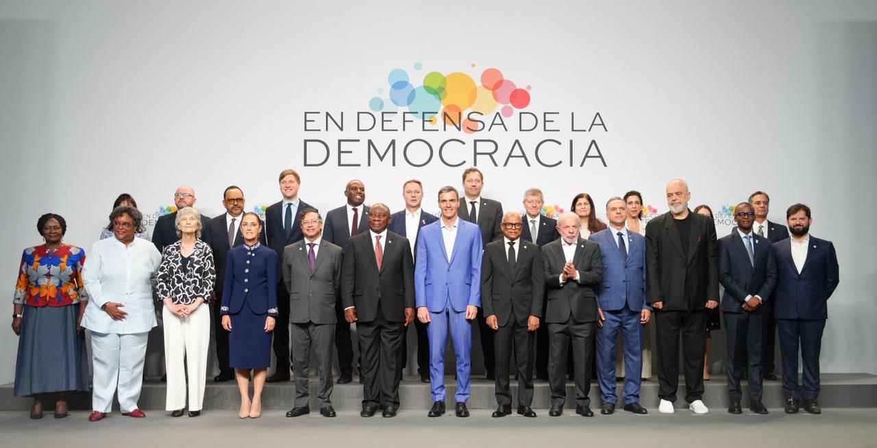 Presidenta Claudia Sheinbaum propone en IV Cumbre en Defensa de la Democracia en Barcelona, España, destinar 10% del gasto mundial en armamento a programa global de reforestación y declaración en contra de la intervención militar en Cuba.