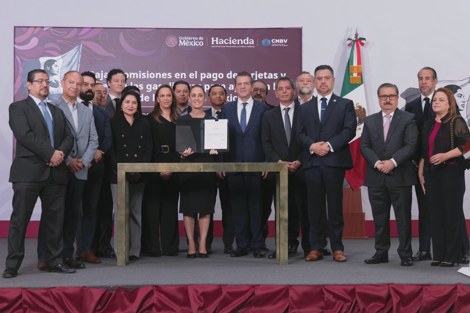 Presidenta Claudia Sheinbaum firma acuerdo para reducir comisiones en pagos de gasolina y diésel con tarjetas y vales en gasolineras.