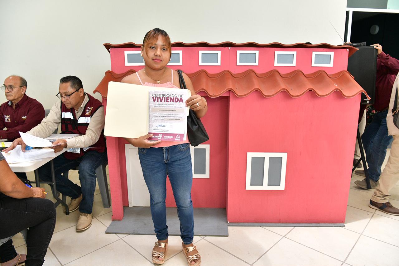 Gobierno del Estado avanza en consolidación del patrimonio de los tabasqueños; entrega Javier May 485 certificados de “Viviendas para el Bienestar” a familias de Centro y Huimanguillo.