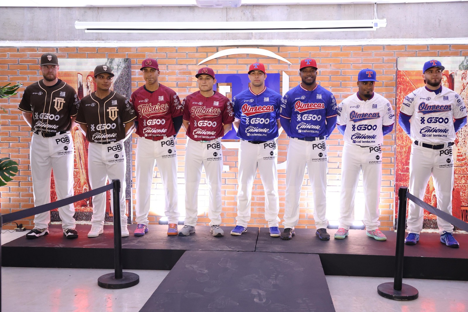 Olmecas de Tabasco listos para la temporada 2026 de la Liga Mexicana de Beisbol; presentan nuevos uniformes y se toman la fotografía oficial junto al Gobernador.