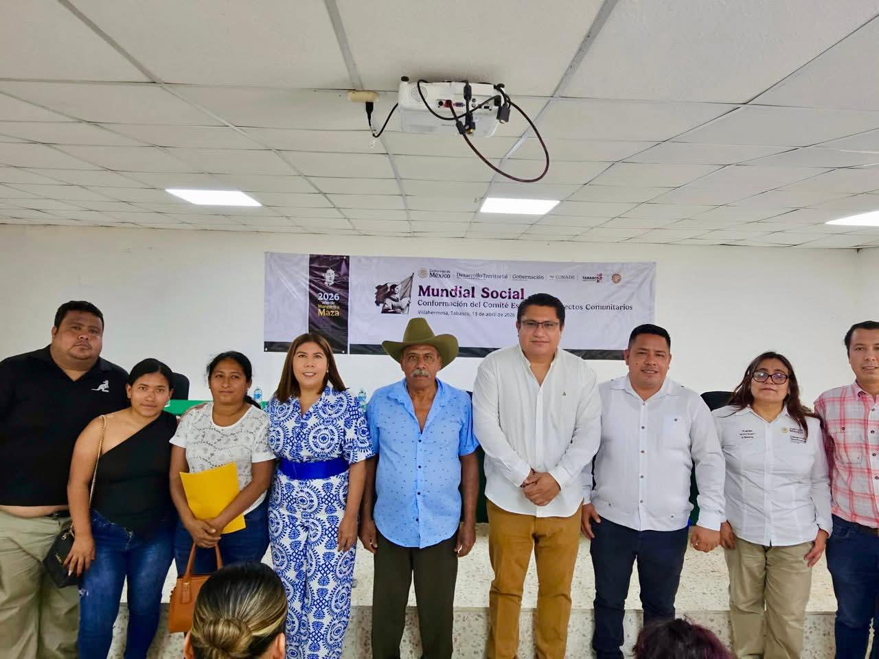 Anuncia Mari Luz construcción de cancha de futbol en San Manuel