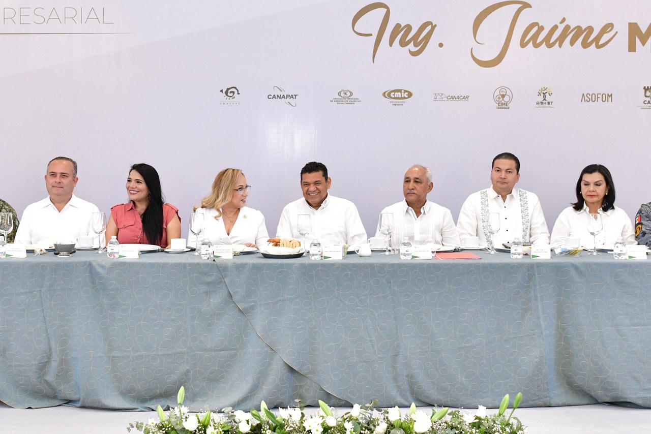 Entrega Javier May Medalla al Mérito Empresarial y refrenda respaldo al sector por el desarrollo de la entidad.