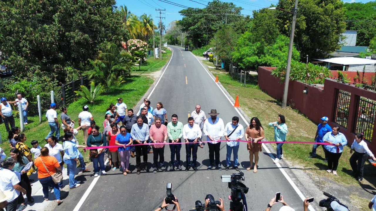 Gobierno del Estado cumple rescate de 28 kilómetros de caminos en Comalcalco; atender en territorio sí rinde resultados: Javier May.