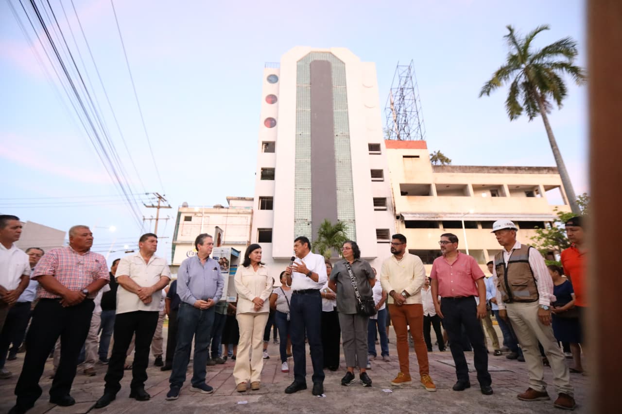 Gobierno del Estado sigue invirtiendo para fortalecer seguridad e infraestructura urbana; inaugura Javier May rehabilitación de alumbrado en Barrio Mágico de Villahermosa.
