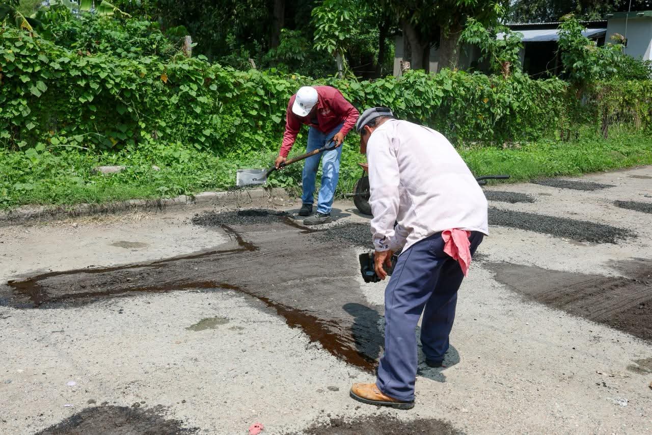 Avanza mantenimiento de calles en Huimanguillo