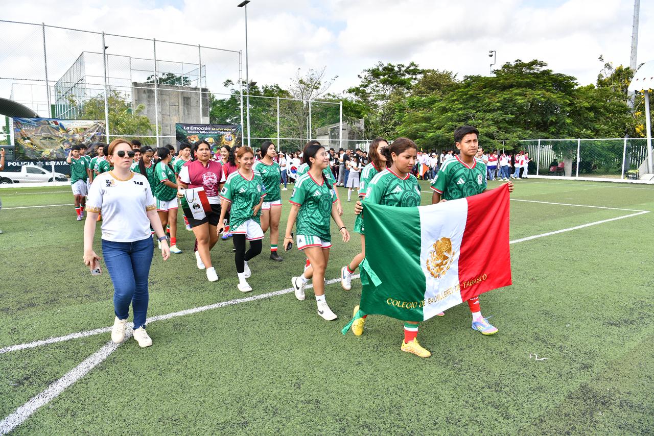 Gane quien gane el “Mundial va a tu Escuela”, en las canchas gana la paz, proclaman jóvenes participantes.