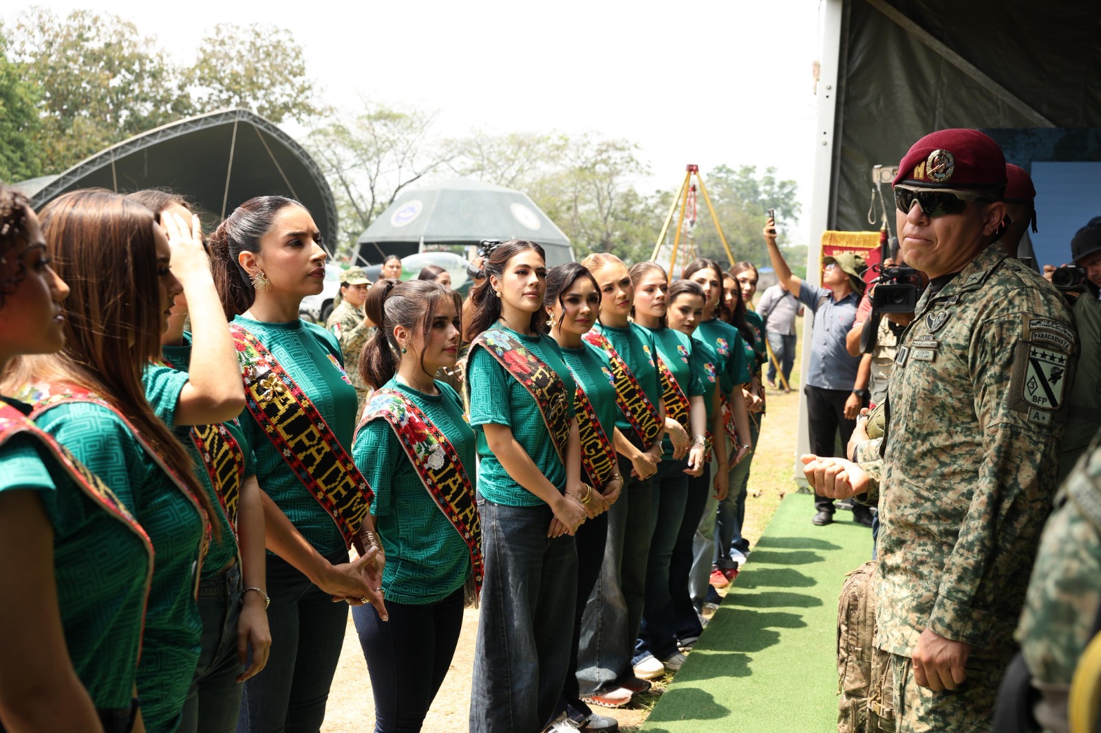 Admiran 17 embajadoras trabajo del Ejército en su visita a la exposición militar “La Gran Fuerza de México”.