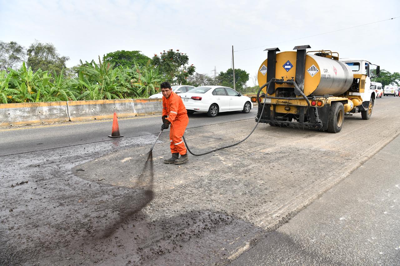 Continúa rehabilitación y modernización de carreteras federales a Teapa y Centla; “en este gobierno ya se ve el cambio”, señalan transportistas.
