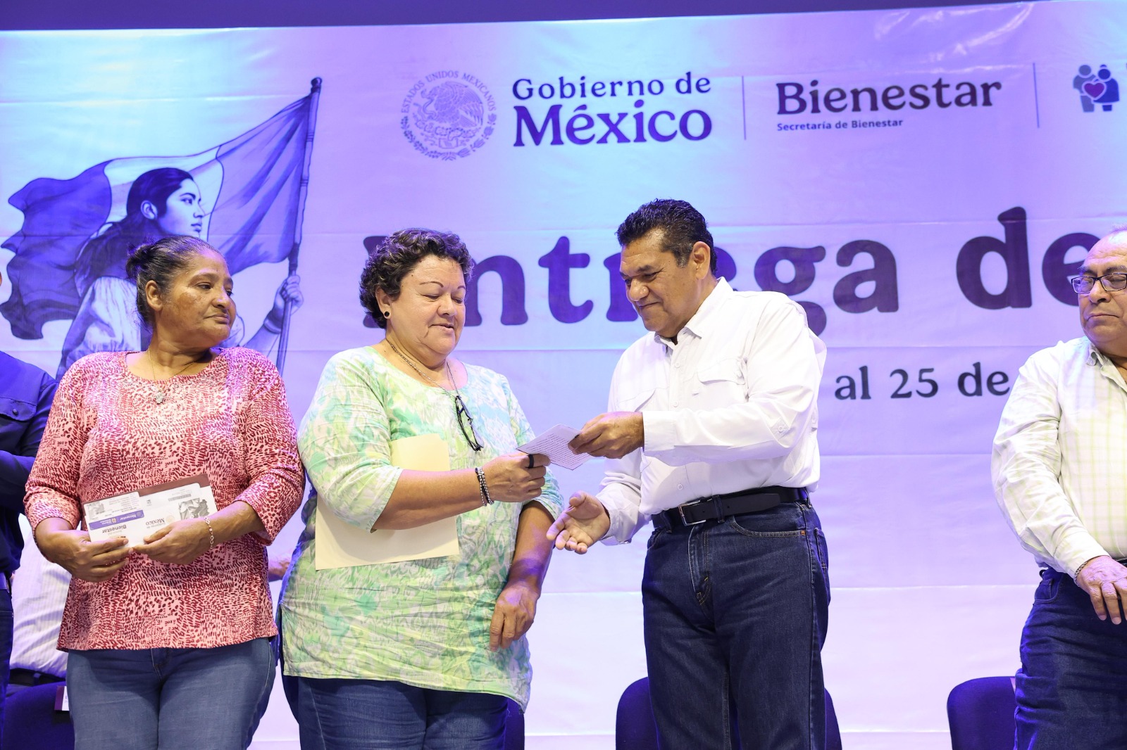 Reciben 407 adultos mayores y mujeres de Cárdenas tarjetas de la Pensión Bienestar que otorga el Gobierno de México para mejorar sus condiciones de vida.