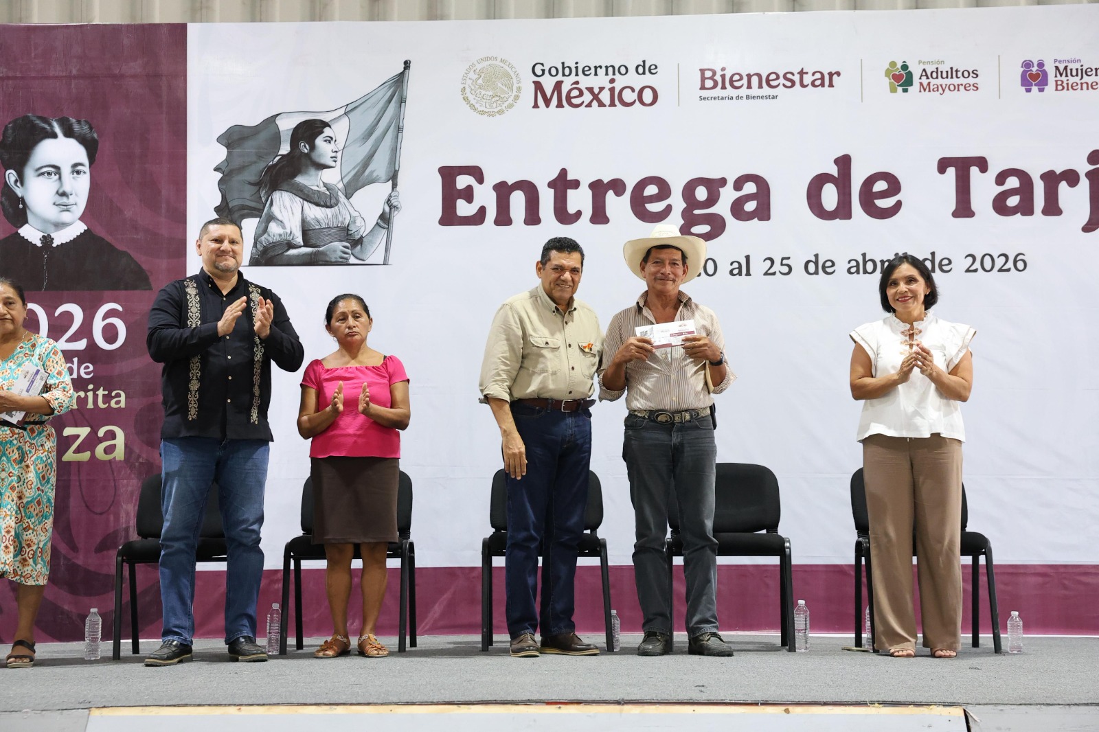 Apoyos sociales son derechos no regalos, afirma Javier May al encabezar la entrega de 326 tarjetas de apoyos de Bienestar federal en Macuspana.