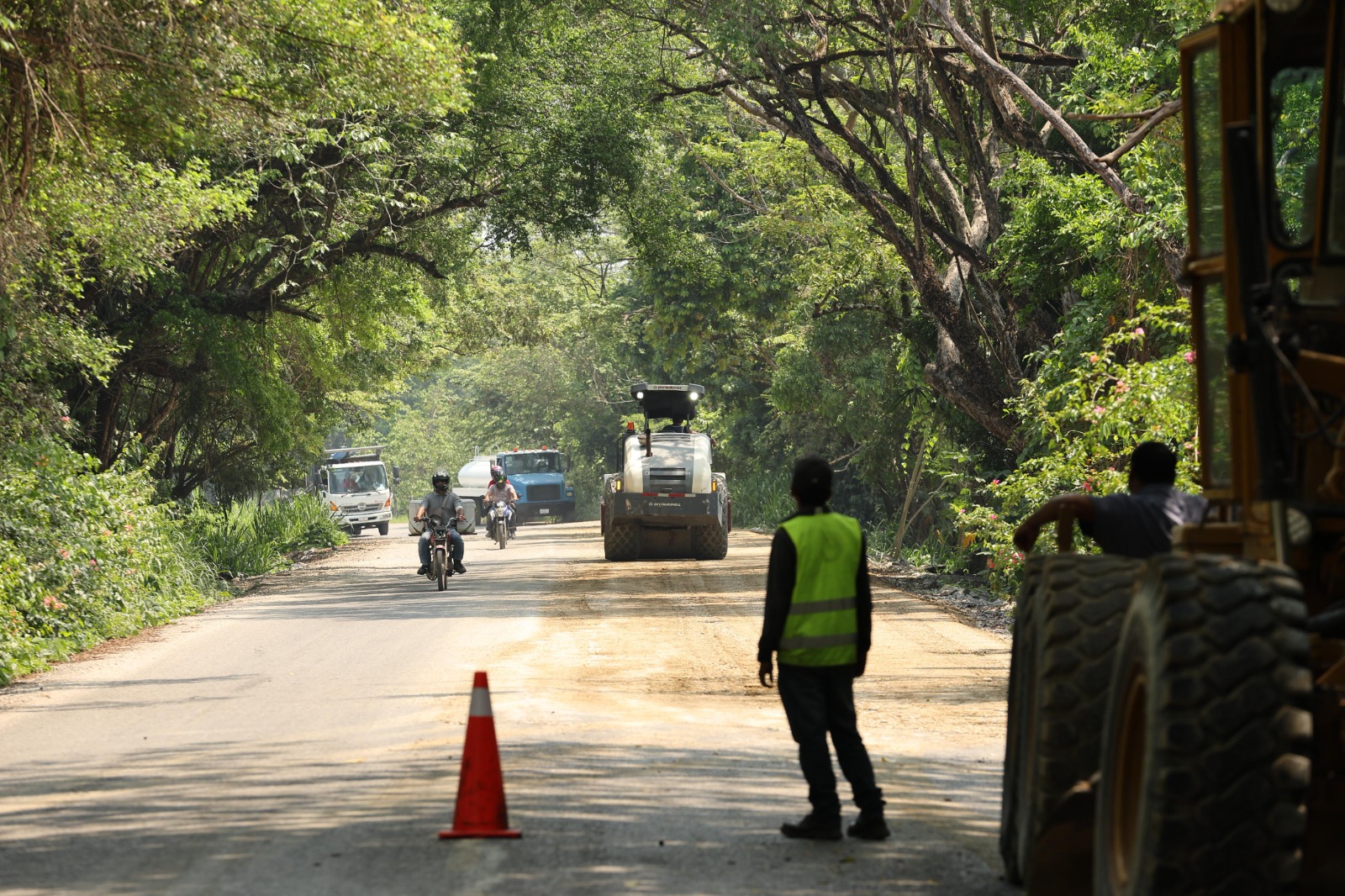 Transportistas y usuarios de carretera Playas del Rosario-Jalapa agradecen al Gobierno del Estado rehabilitación de la vía; se prevé concluir trabajos en junio.