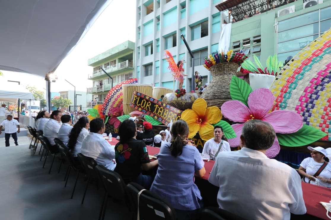 El corazón de Tabasco late con fuerza en las calles de Villahermosa; familias disfrutan y celebran el Desfile de Carros Alegóricos 2026.