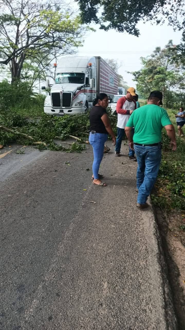 Liberan bloqueo carretero en la vía Huimanguillo-Estación Chontalpa