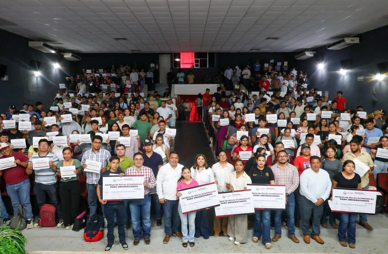 Entrega Mari Luz becas universitarias en Huimanguillo