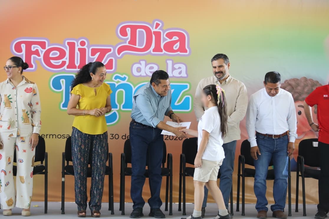 Celebra Javier May a la niñez y refrenda compromiso para impulsar el desarrollo de los menores durante convivencia con niñas, niños y adolescentes atendidos en centros asistenciales.