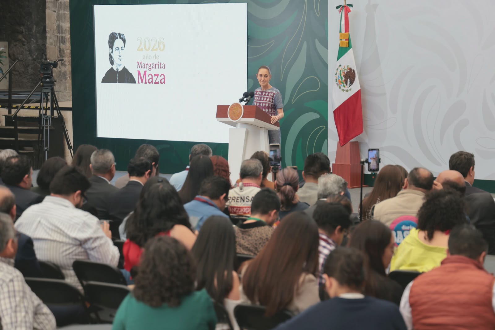 En el día del trabajo, la presidenta Claudia Sheinbaum anuncia acuerdo para que las y los trabajadores del estado ganen el salario medio del IMSS.