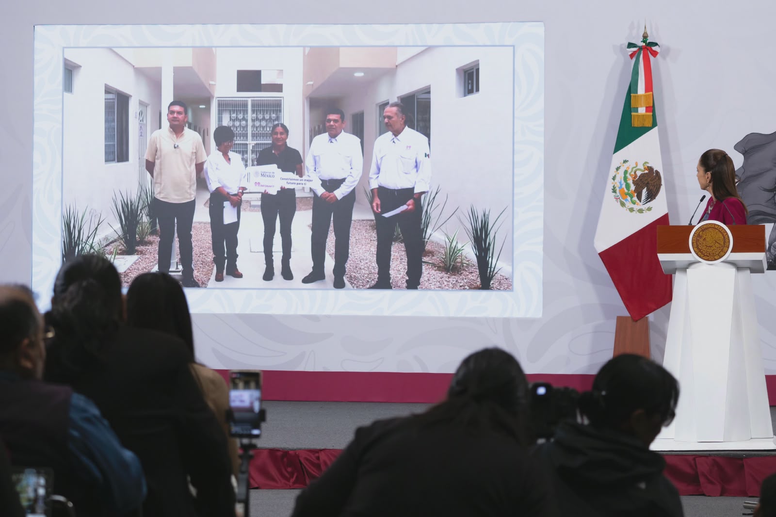 Presidenta Claudia Sheinbaum presenta el prototipo del minivehículo eléctrico mexicano Olinia.
