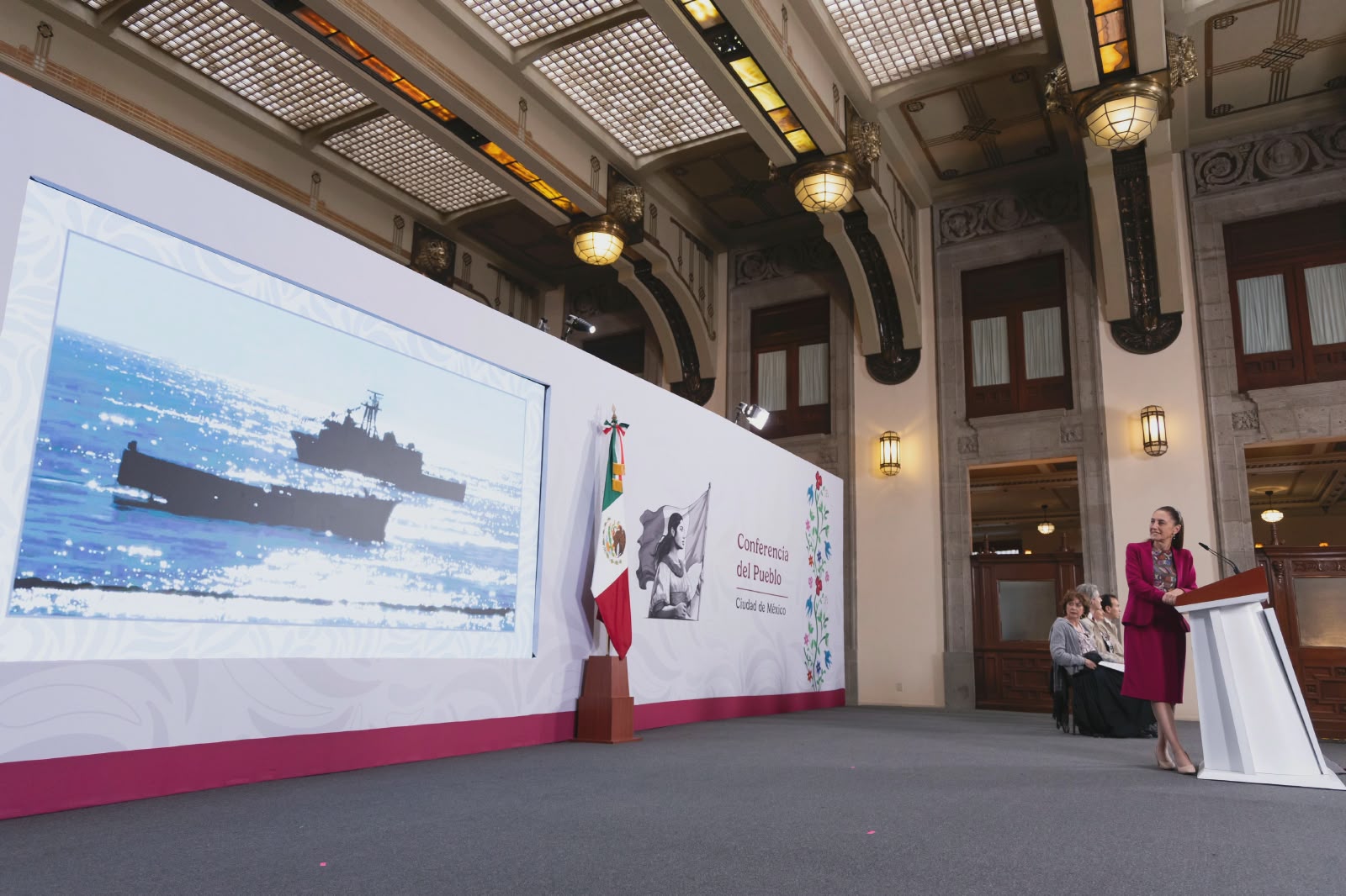 Presidenta Claudia Sheinbaum presenta el prototipo del minivehículo eléctrico mexicano Olinia.