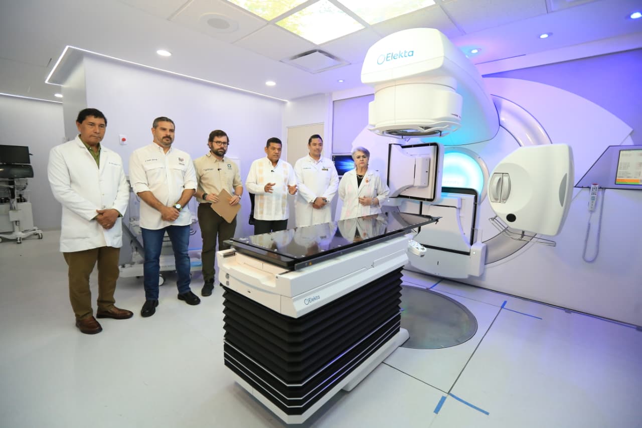 Entra en funcionamiento acelerador lineal en el Hospital ‘Juan Graham’ de Villahermosa, para la atención de pacientes de cáncer.