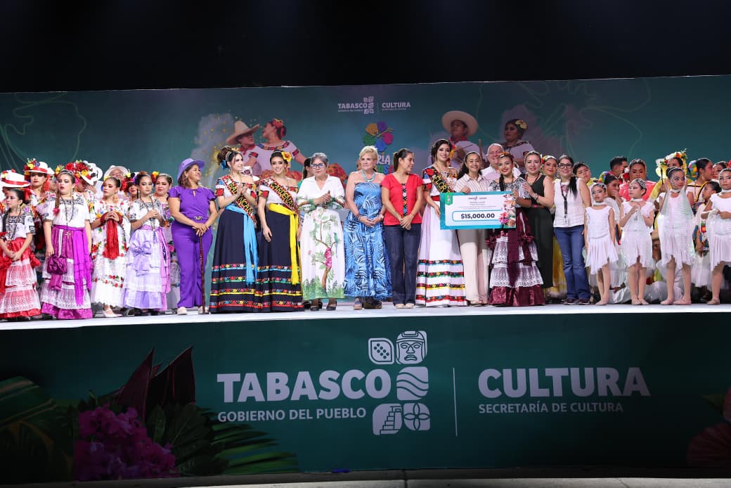 Disfruta Javier May, junto a cientos de familias, de estampas presentadas por Balancán y Cárdenas, en La Cultural.