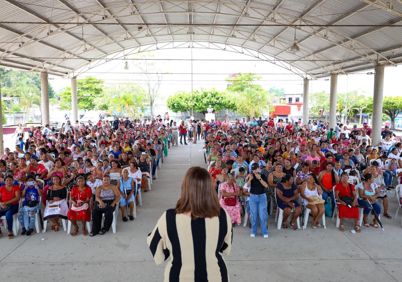 Reciben celebración mamás de La Venta Huimanguillo