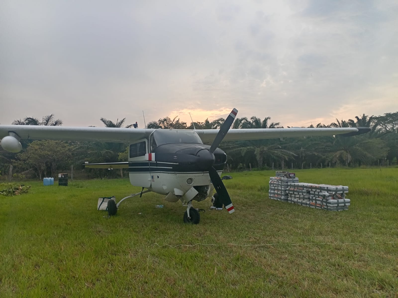 FGR integra investigación tras hallazgo de aeronave cargada con posible cocaína, en Balancán, Tabasco.