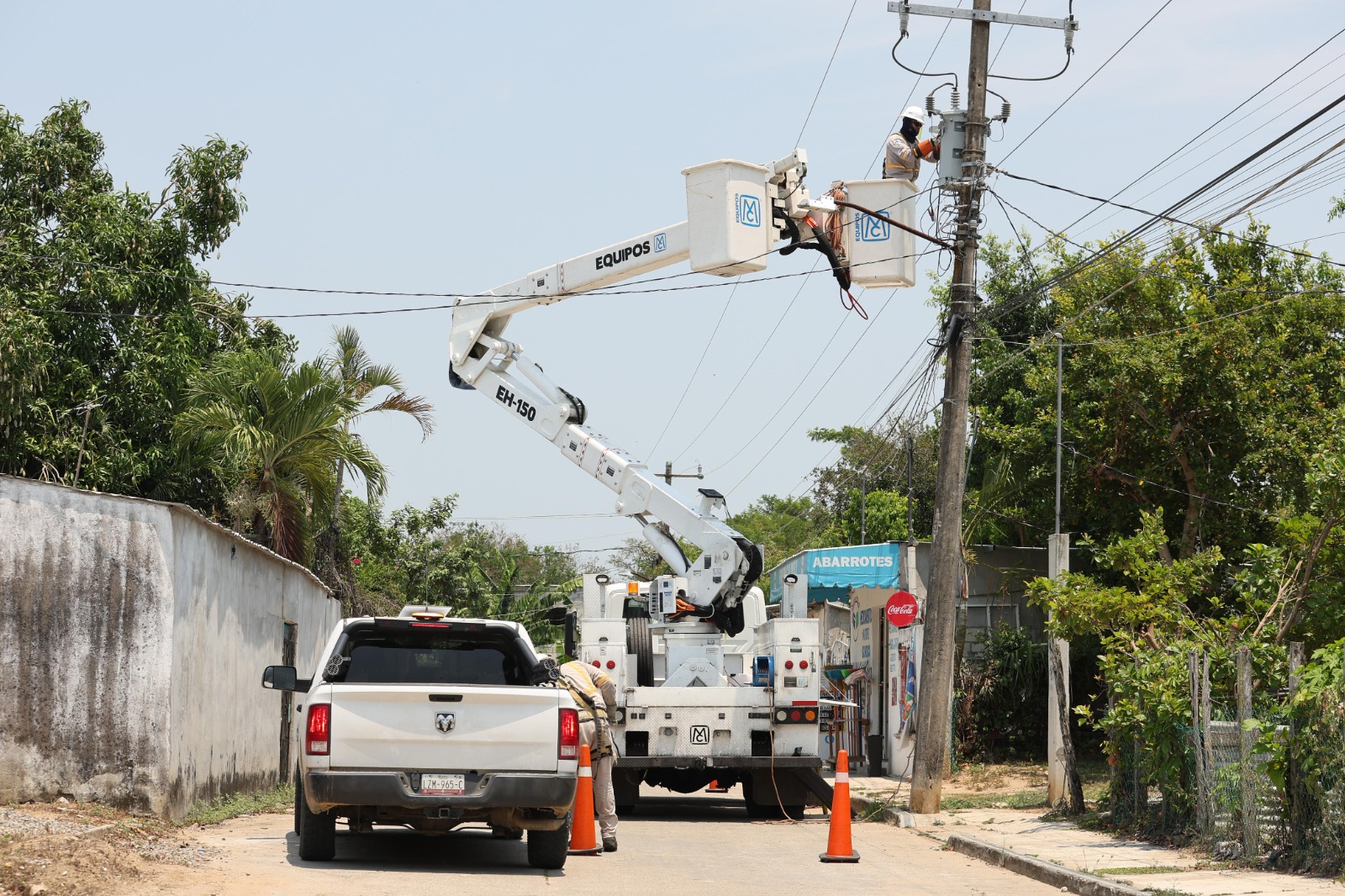 Acción coordinada de Gobierno del Estado y CFE permite despliegue de 20 brigadas técnicas para rehabilitar ramal eléctrico en la zona Yokot’an de Centro.