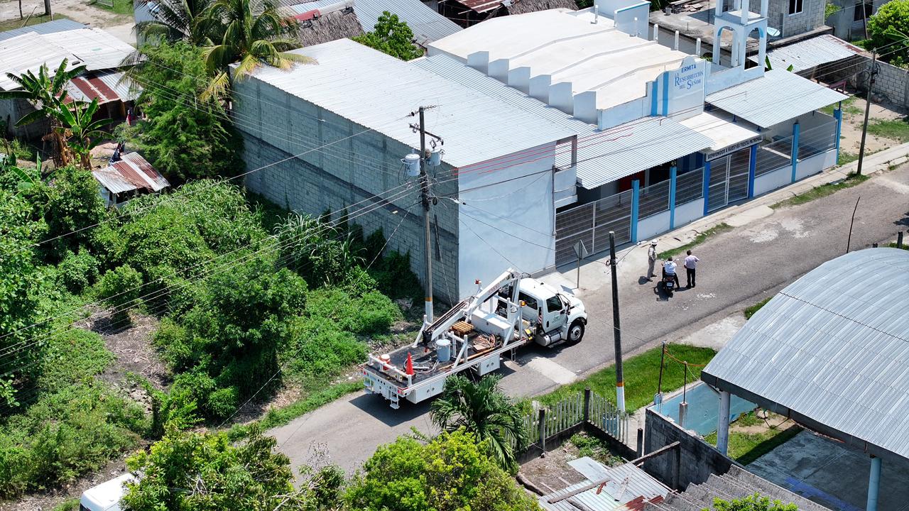 Gobierno del Estado y CFE fortalecen infraestructura eléctrica para garantizar el suministro de energía en el estado; brigadas atienden peticiones en Paraíso.